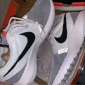 size 7 nike roshes NEVER WORN